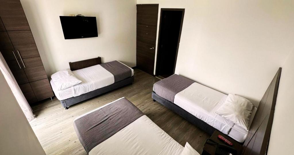 Expo Hotel Ferial - Triple: 3 Sencillas o 1 King con sencilla - 5