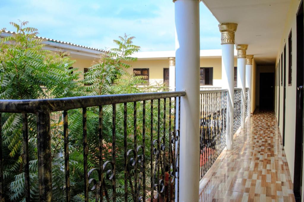 Ayenda 1305 Retro 24