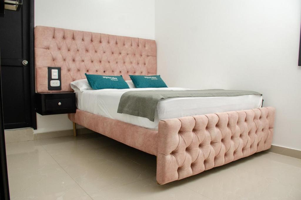 Ayenda Muleke - Doble Estándar - 3