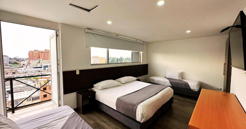 Expo Hotel Ferial - Cuádruple con Balcon: 2 dobles o 4 sencillas - 13