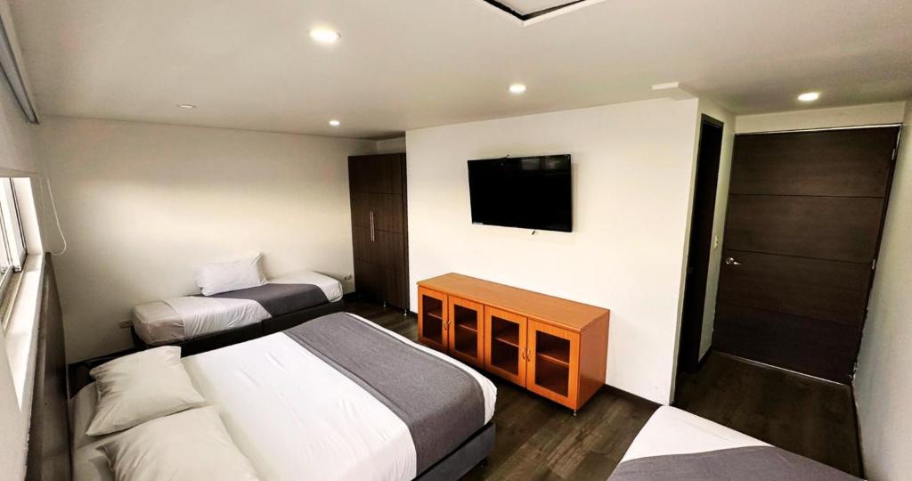 Expo Hotel Ferial - Cuádruple con Balcon: 2 dobles o 4 sencillas - 14