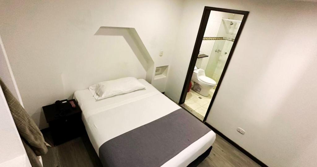 Expo Hotel Ferial - Doble: Cama Semidoble - 8