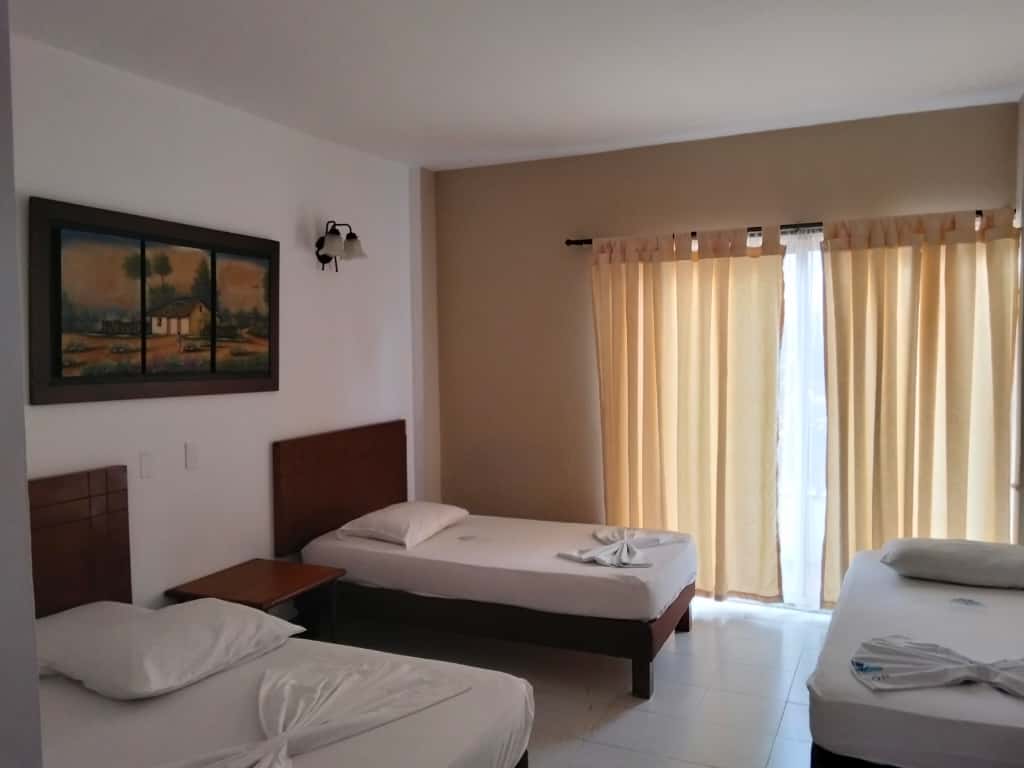 hotel y restaurante el mesón del gitano - Cuadruple con vista a la piscina  - 0