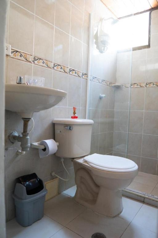 Ayenda The American Corner Hostel & Gastro Bar - Baño - 0