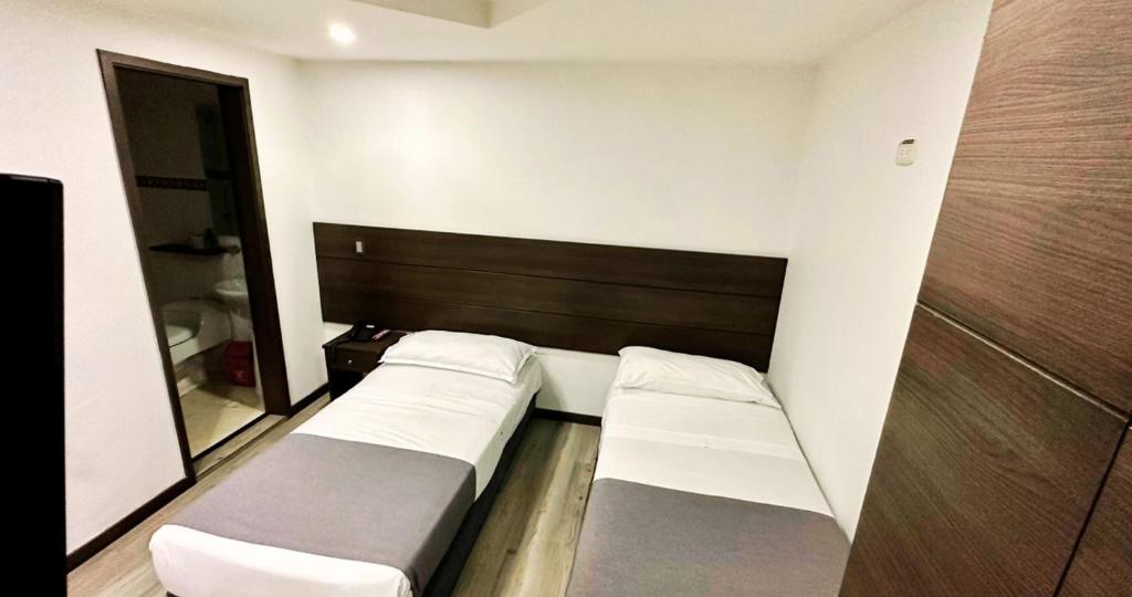 Expo Hotel Ferial - Doble: 1 King o 2 Sencillas - 10