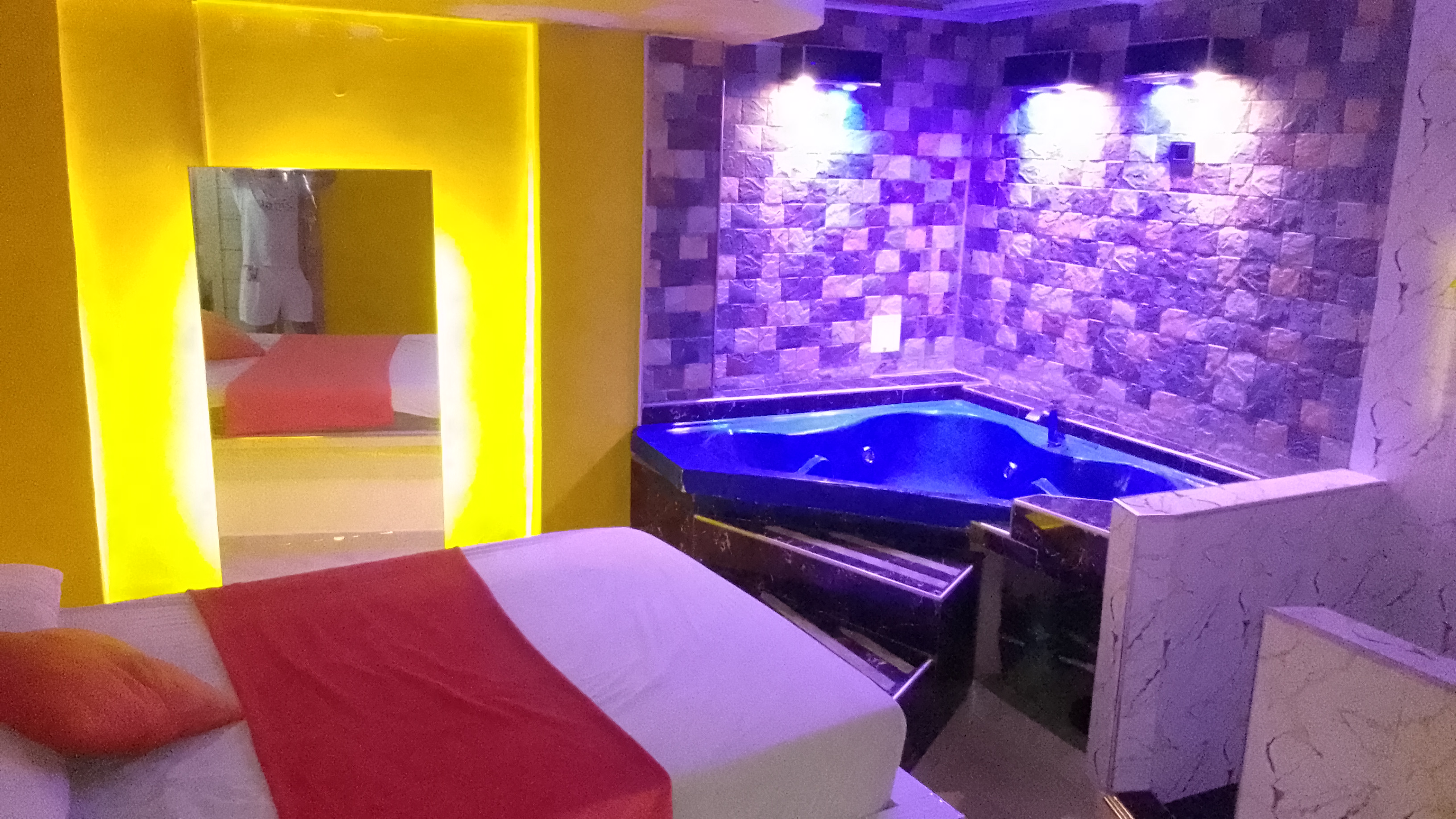 Motel hospedaje patio bonito - Habitacion jacuzzy para pareja con baño privado,tv,wifi, y aire acondicionado. - 1