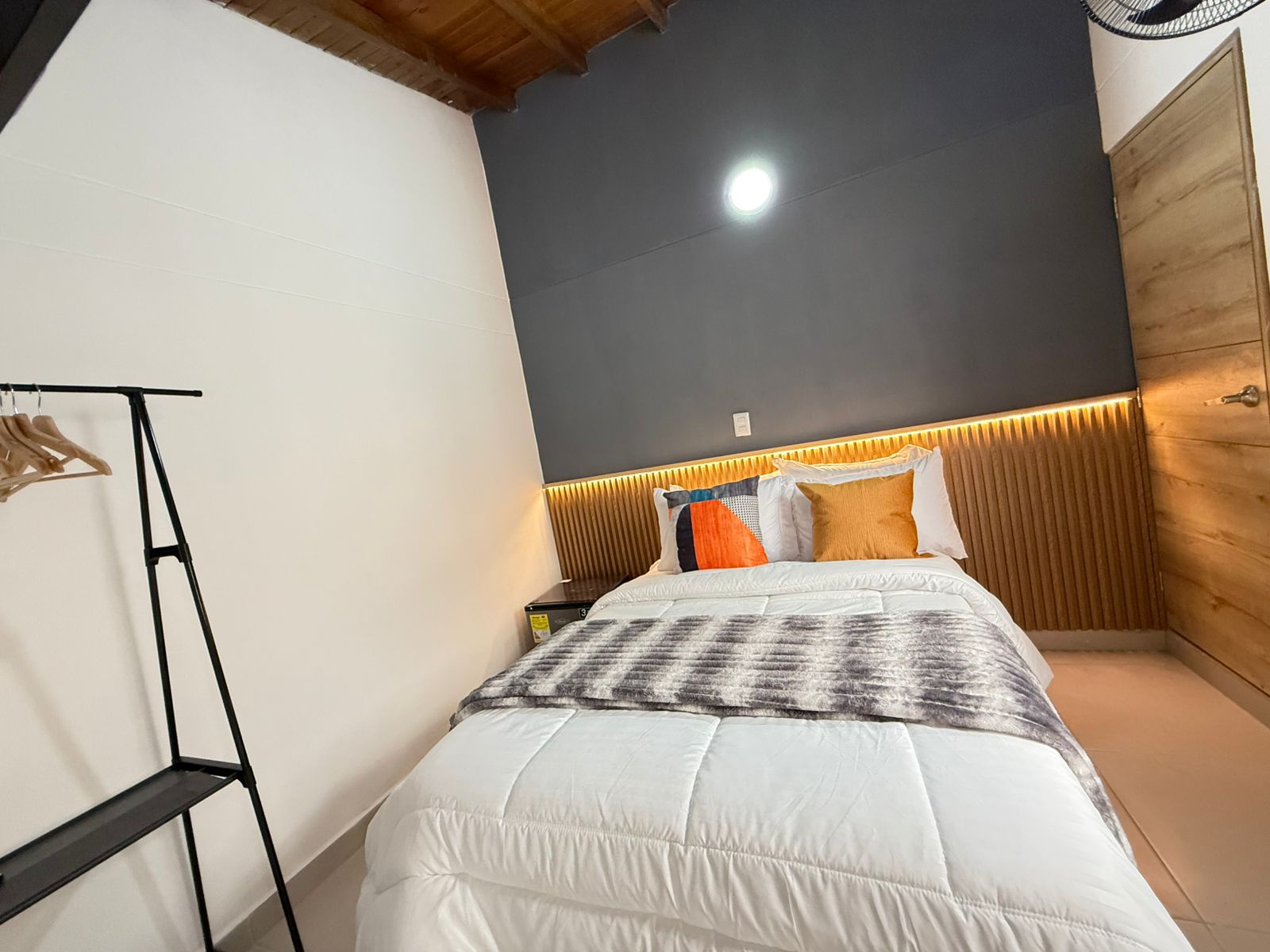 Laureles Boutique Stay - 1 cama doble con baño compartido y balcon - 5