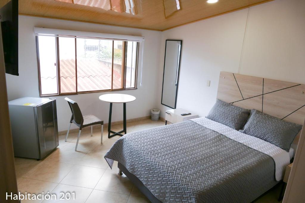 CoHome Heroes - Habitación Doble con Luz Natural - 1