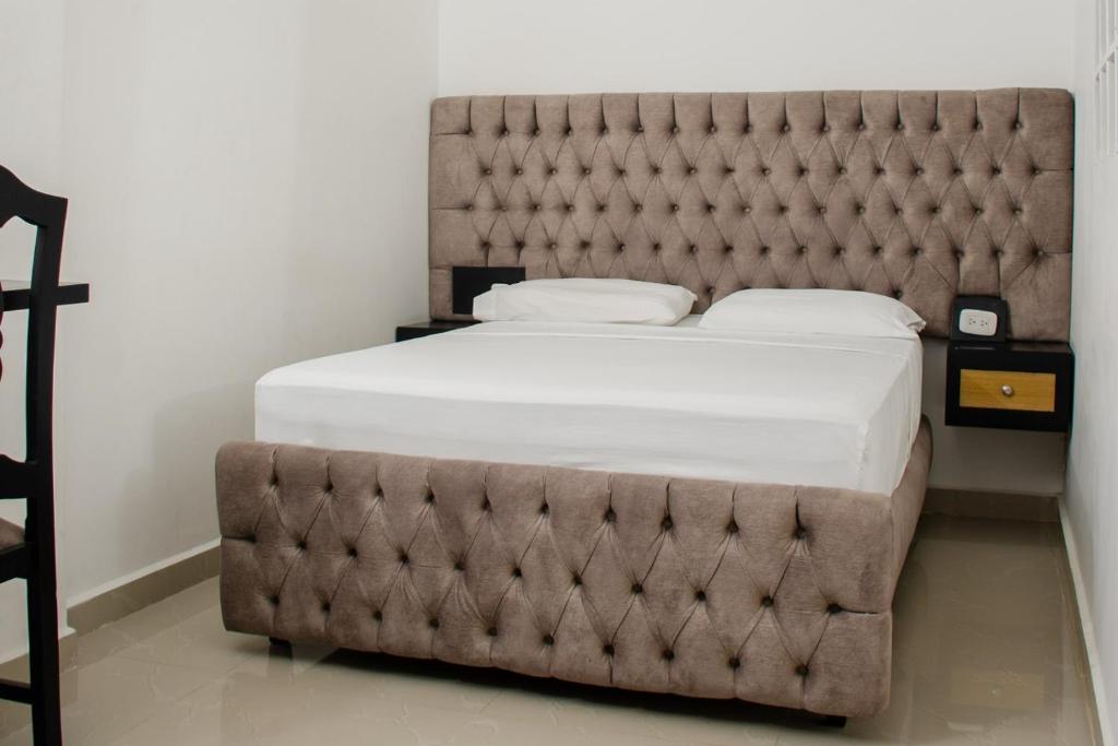 Ayenda Muleke - Doble Estándar - 0