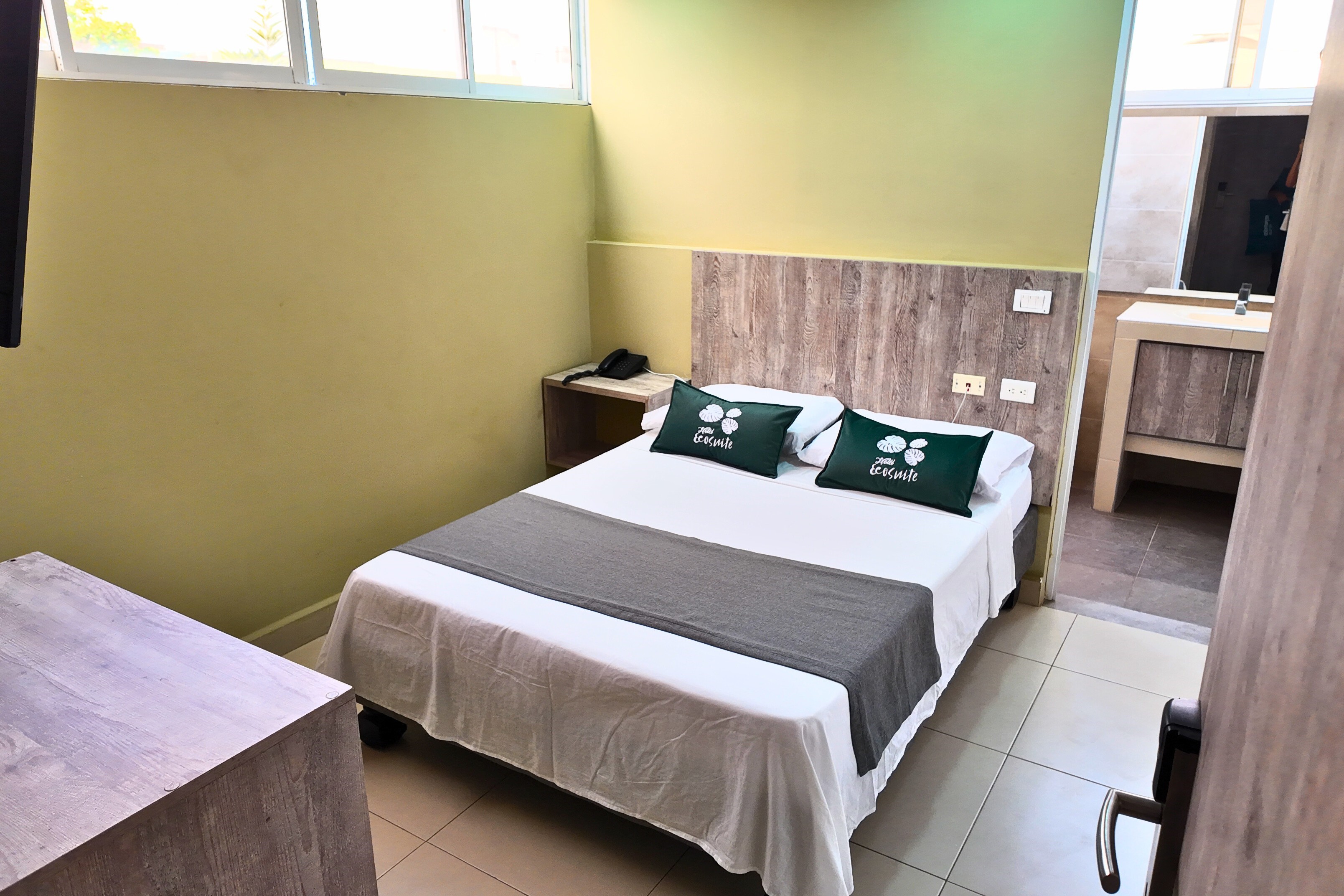 Hotel Eco Suite Cali - Doble  Economica Con Ventilador - 2