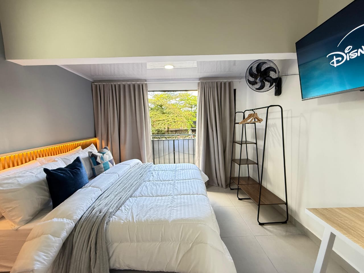 Laureles Boutique Stay - 1 cama doble con baño compartido y balcon - 2