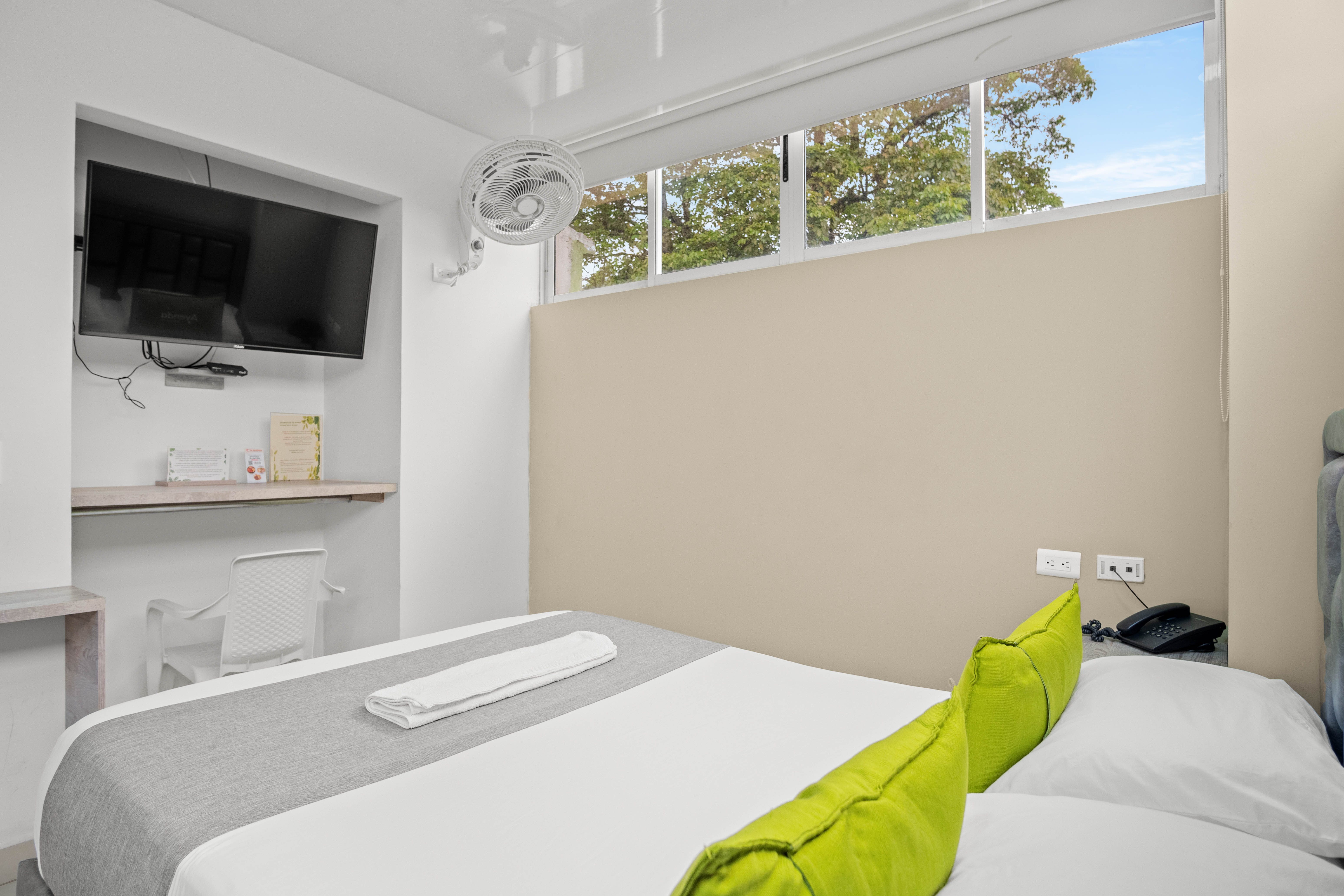 Hotel Eco Suite Cali - Doble  Economica Con Ventilador - 24